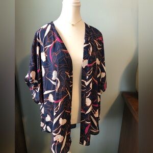 Allison Joy Evereve Short Sleeve Navy Floral Kimono. Small